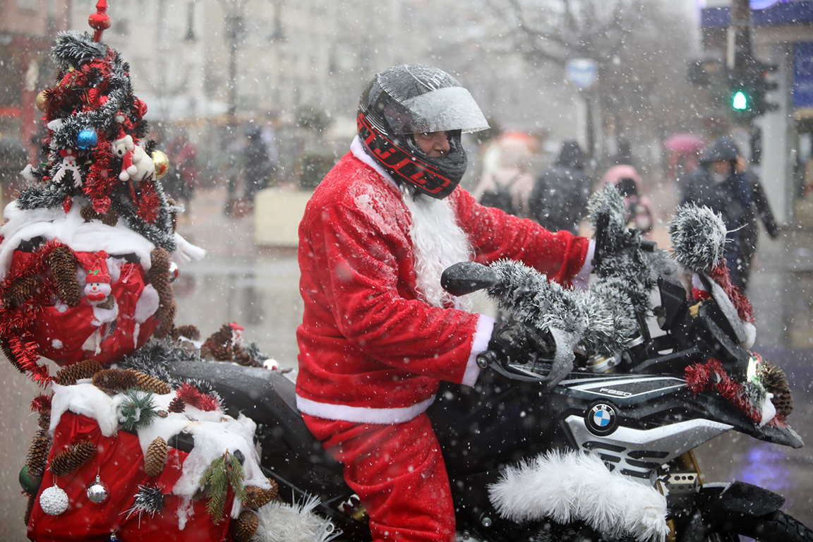 <p>За девети път, Дядо Коледовците на мотори от Sofia Riders зарадваха софиянци по коледните празници</p>