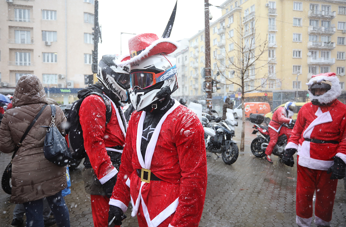 <p>За девети път, Дядо Коледовците на мотори от Sofia Riders зарадваха софиянци по коледните празници</p>