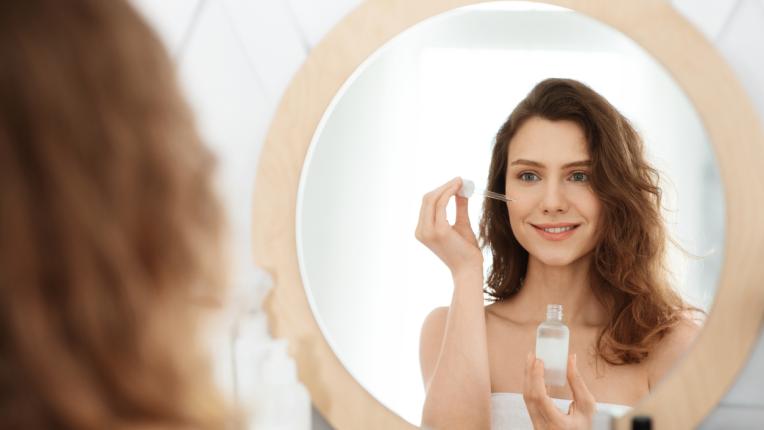  5 козметични съставки, които се борят с торбичките под очите 