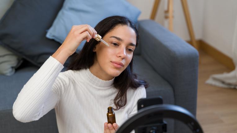  5 козметични съставки, които се борят с торбичките под очите 