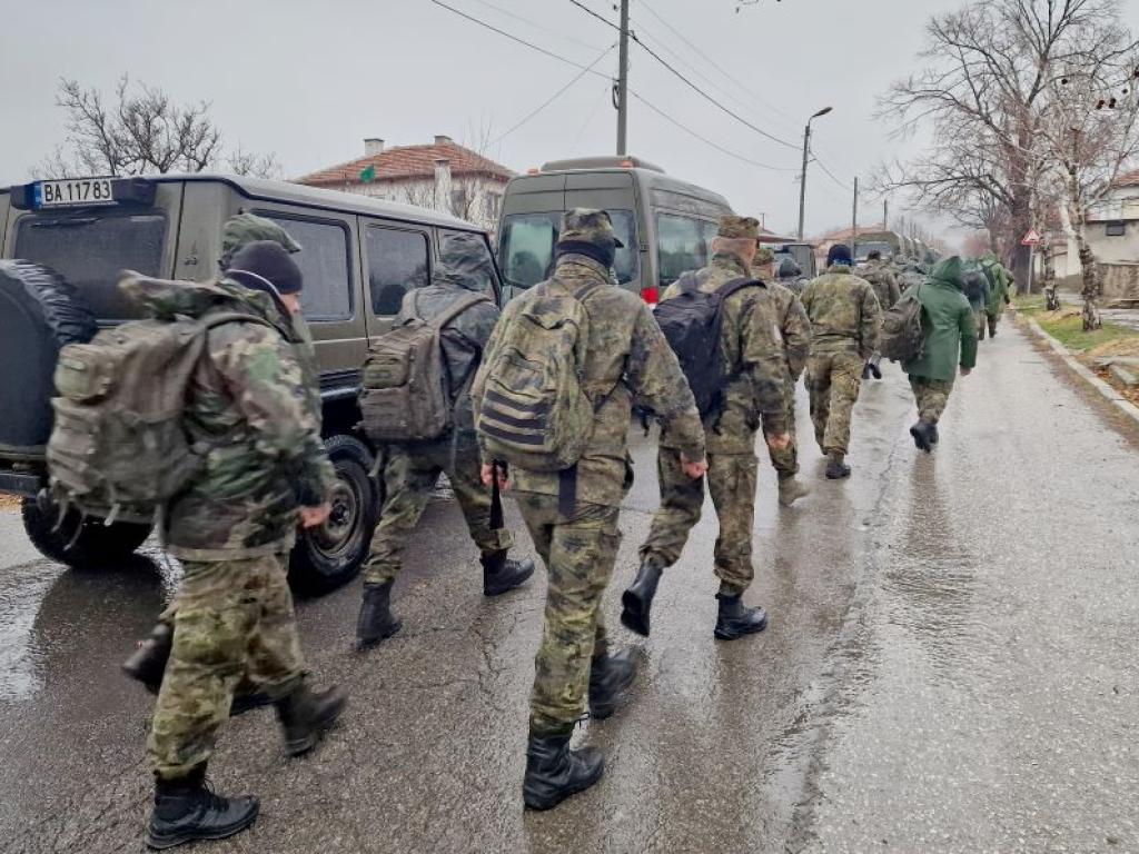 Военнослужещи от Сухопътните войски и днес подпомагат усилията на МВР