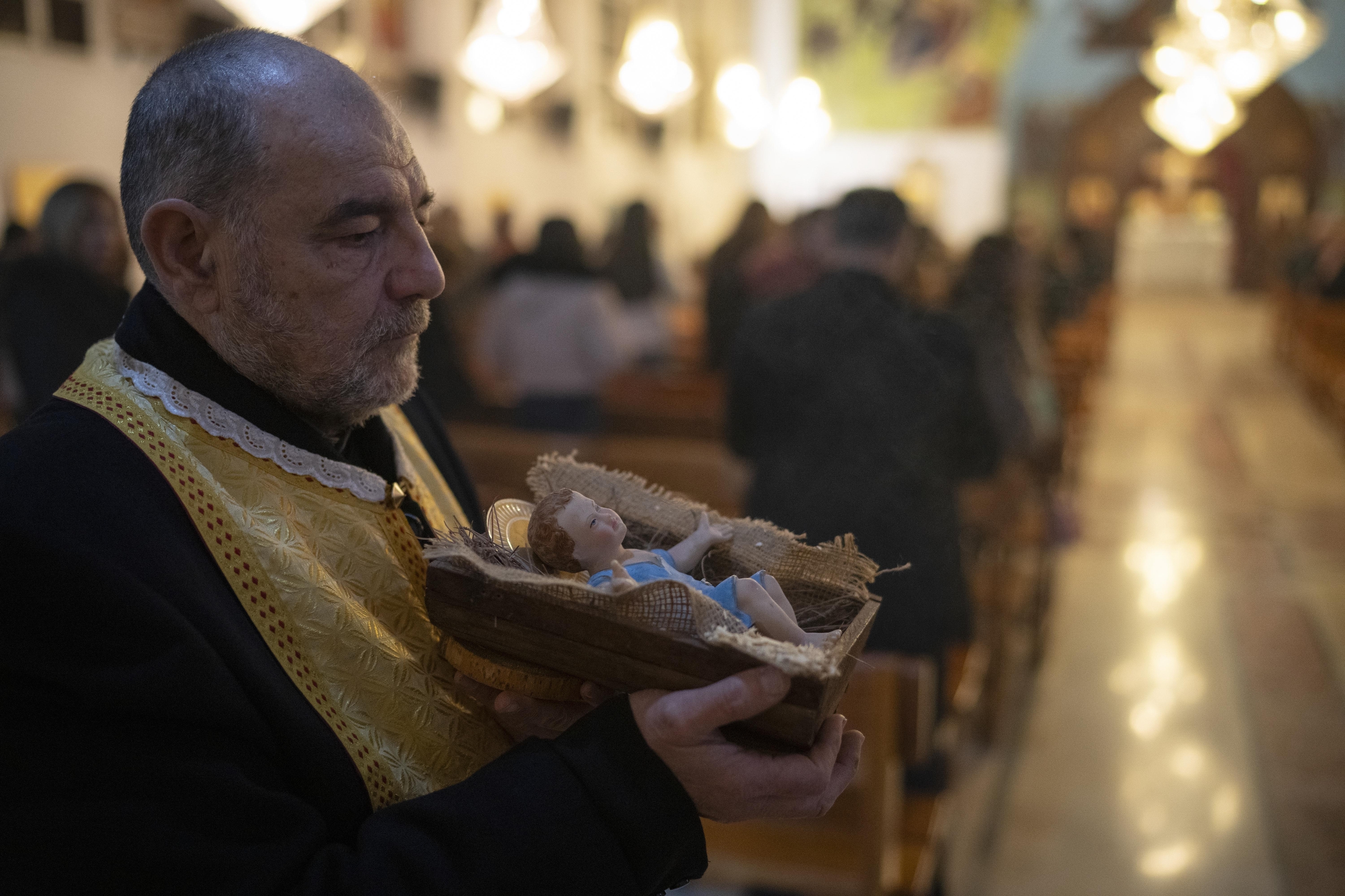 <p>Сирийските християни се събраха в църкви в столицата на страната Дамаск днес на фона на засилени мерки за сигурност, за да отпразнуват първото си Рождество след падането на Башар Асад, предаде ДПА.</p>