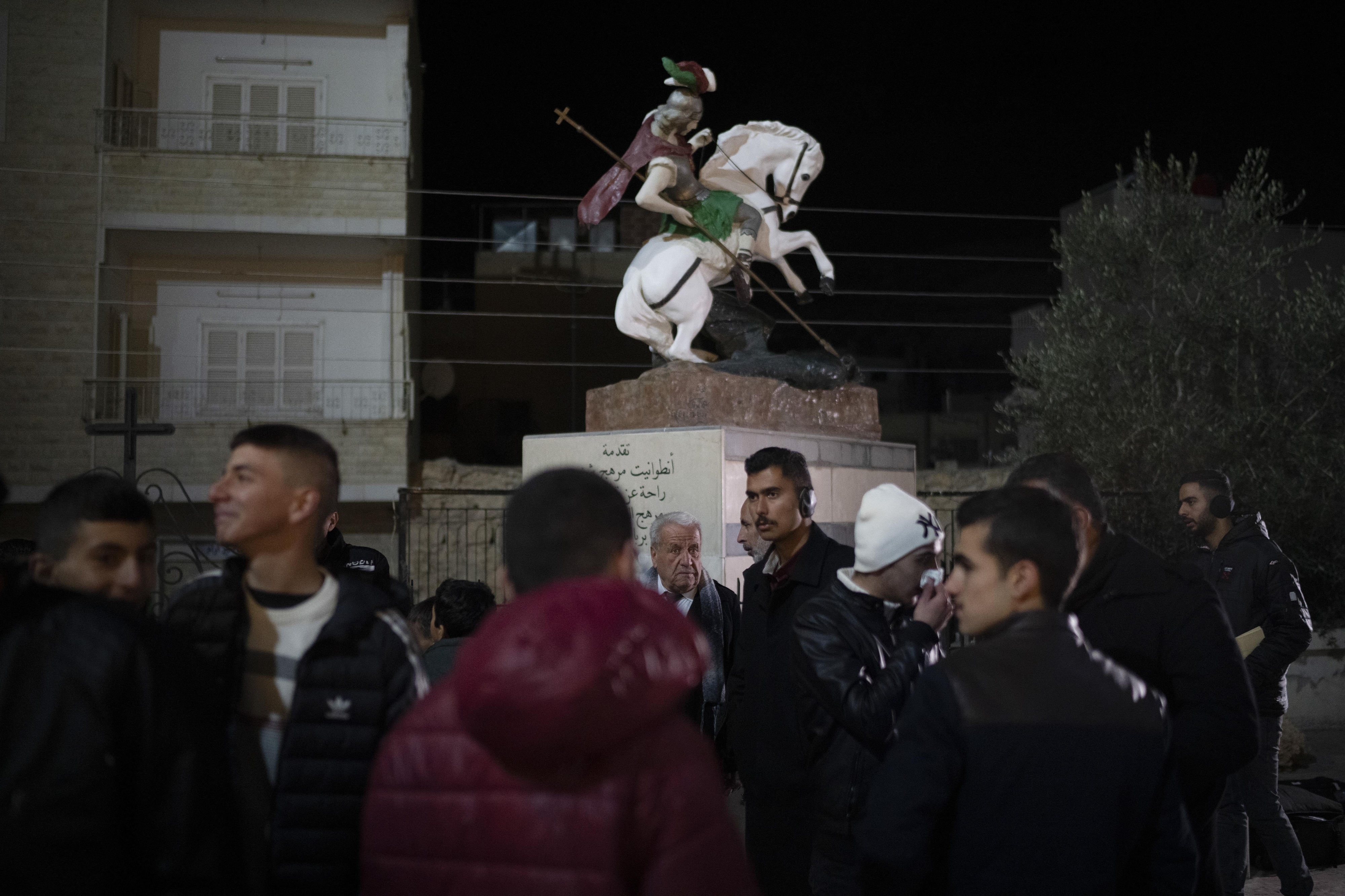 <p>Сирийските християни се събраха в църкви в столицата на страната Дамаск днес на фона на засилени мерки за сигурност, за да отпразнуват първото си Рождество след падането на Башар Асад, предаде ДПА.</p>