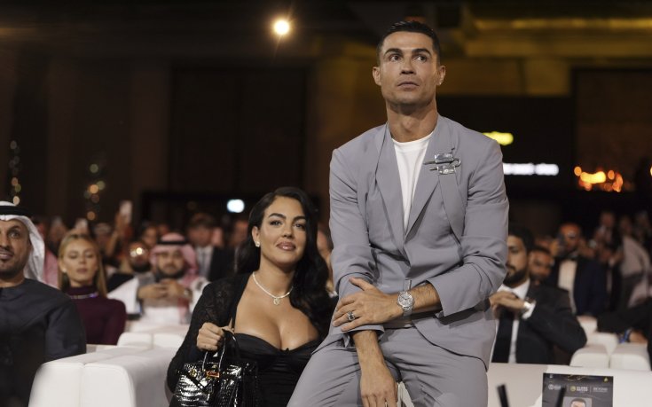 Официална оферта към Кристиано Роналдо - предлагат му да е футболист и директор