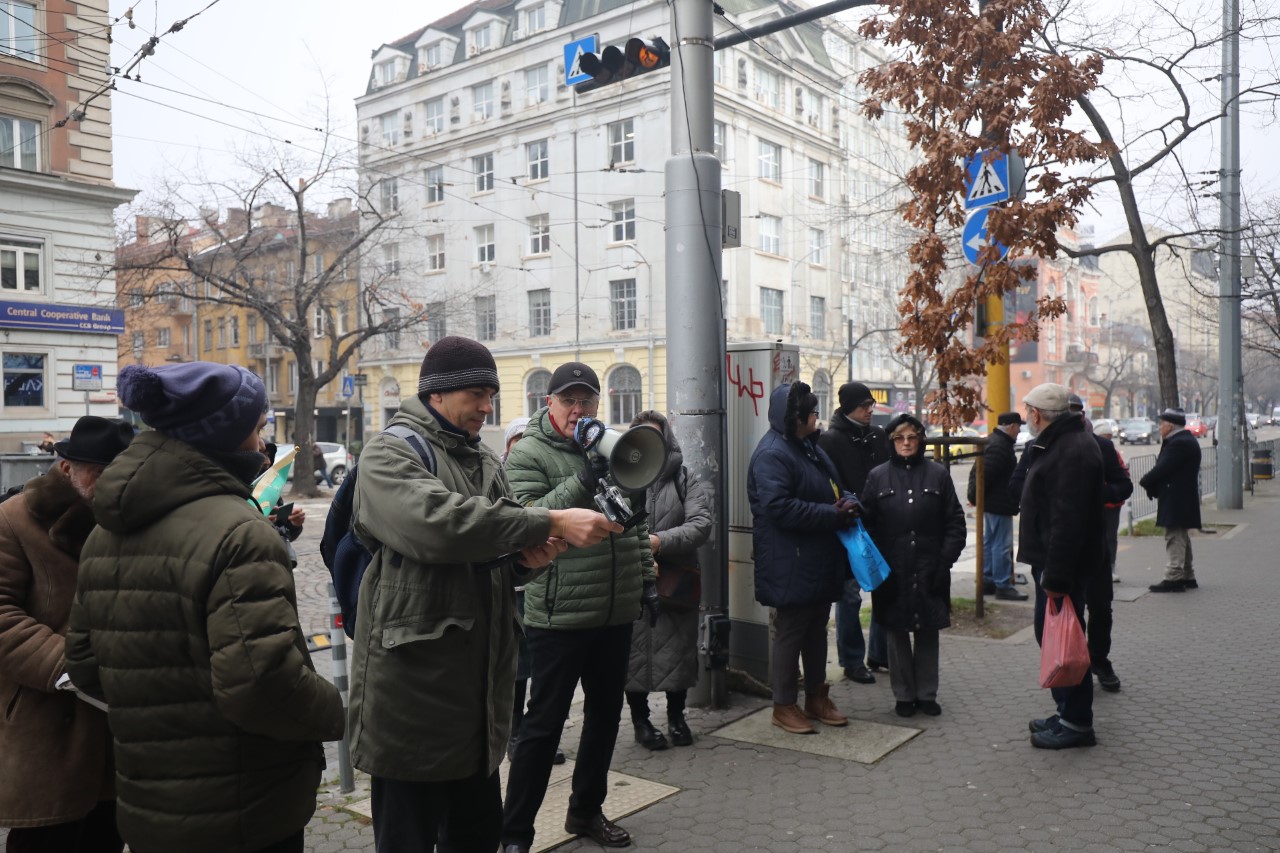 <p>Протестиращи граждани искат да влязат в сградата на КЕВР. Те не са съгласни с планираното 9-процентно увеличение на цената на тока от 1 януари 2025 година.</p>