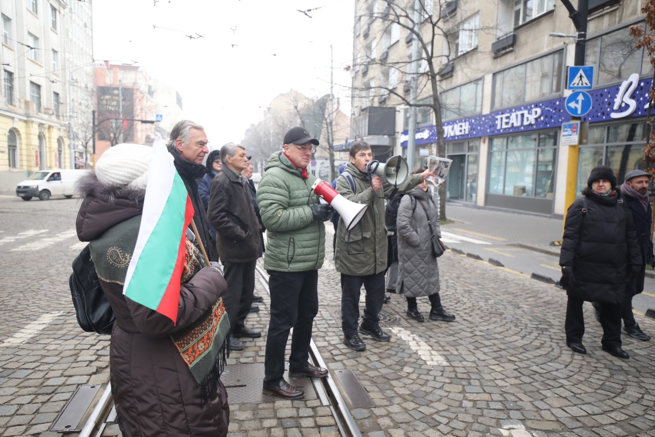 <p>Протестиращи граждани искат да влязат в сградата на КЕВР. Те не са съгласни с планираното 9-процентно увеличение на цената на тока от 1 януари 2025 година.</p>