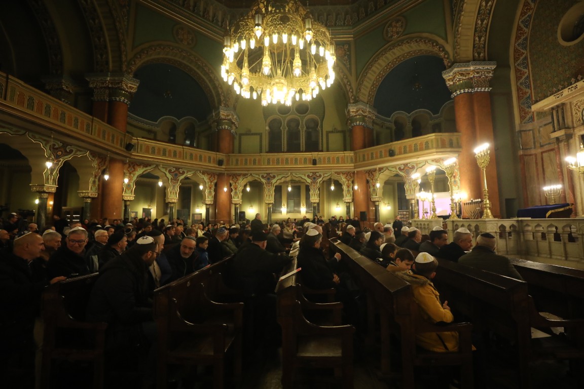 <p>Церемонията по запалване на шестата свещ на Ханука.</p>