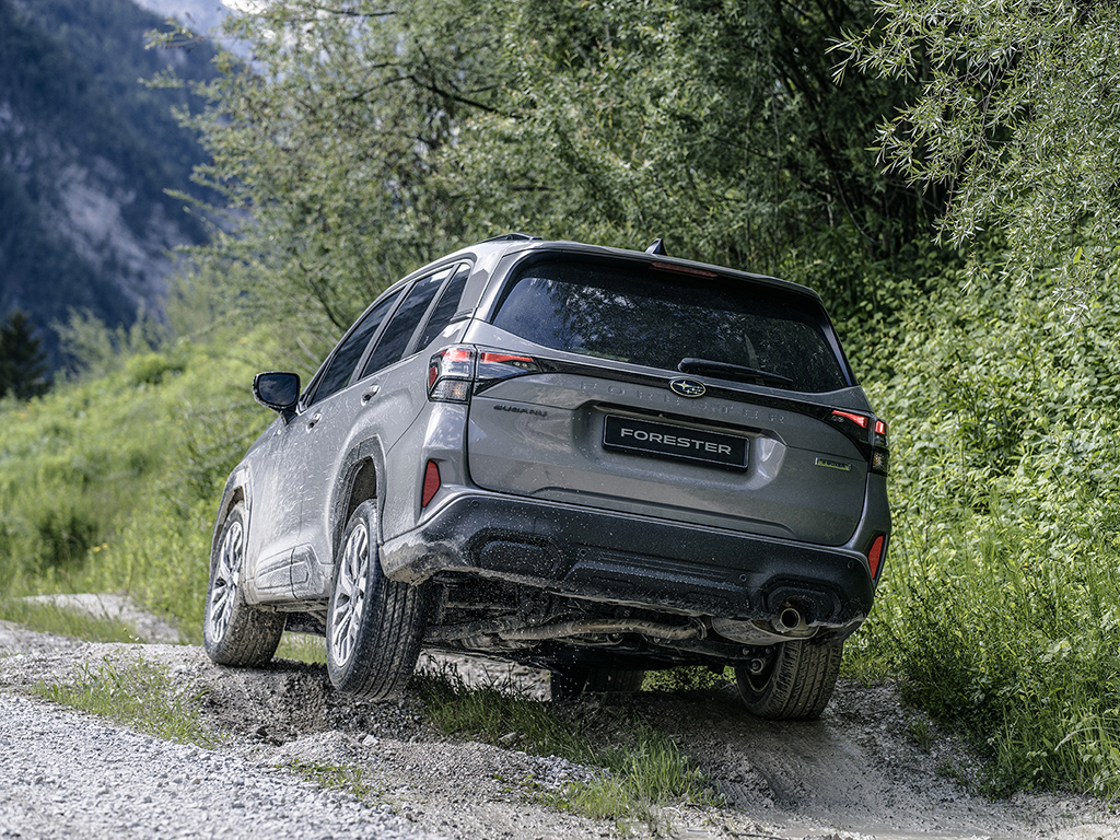 Новият Forester солиден, способен и донякъде скучен, но това го казвам във възможно най-добрия смисъл на думата, обяснявам. Освен това първите ще могат да се възползват и от много „дебела“ ценова отстъпка