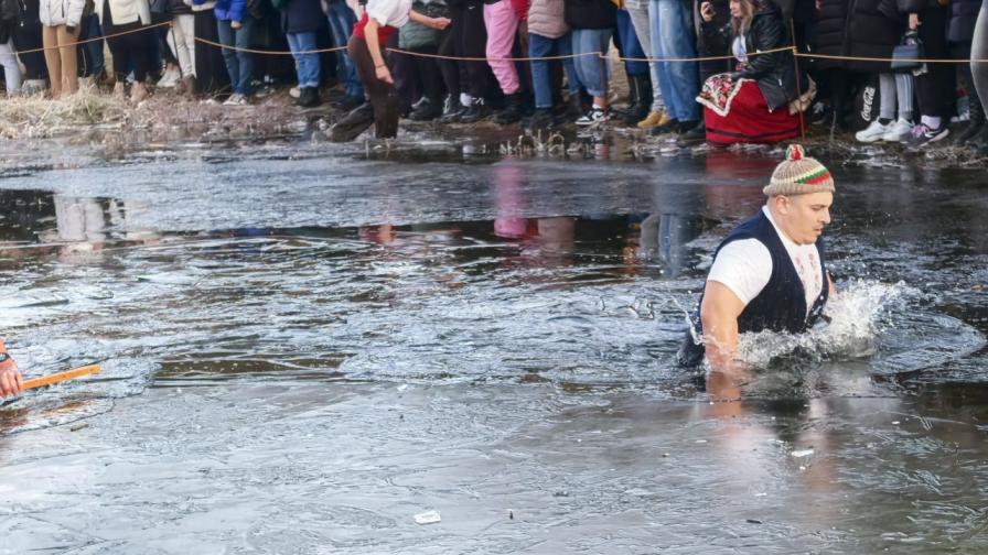 Мъжко хоро се вие в ледените води на река...