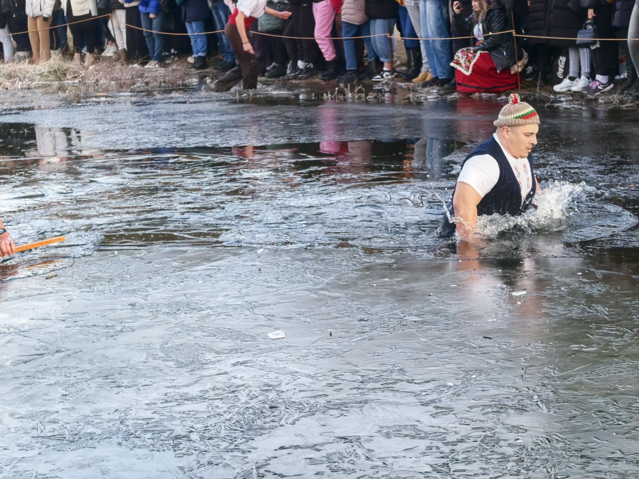 <p>На Богоявление калоферци влязоха в ледените води на река Тунджа и &quot;спасиха&quot; кръста.</p>