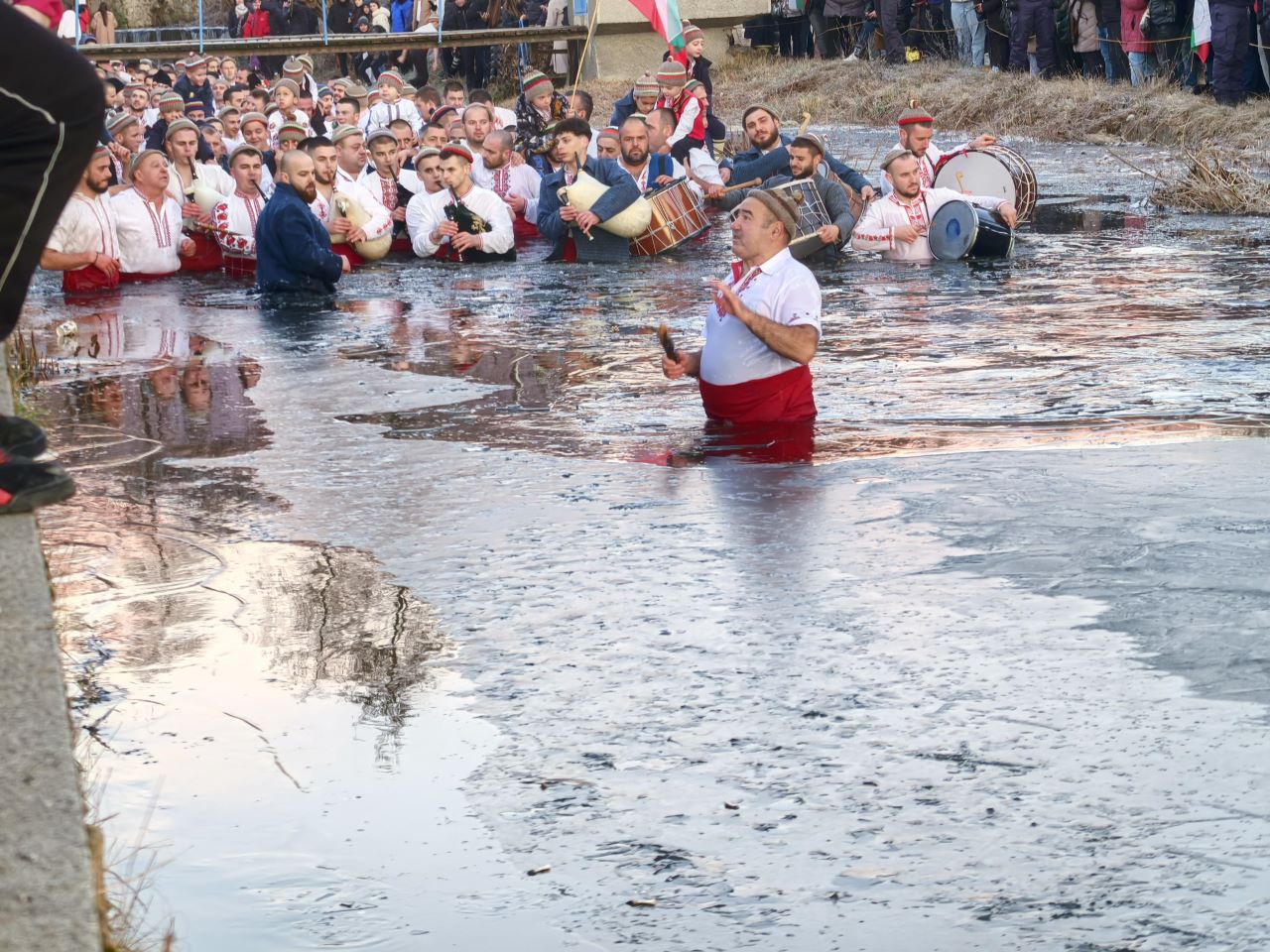 <p>На Богоявление калоферци влязоха в ледените води на река Тунджа и &quot;спасиха&quot; кръста.</p>