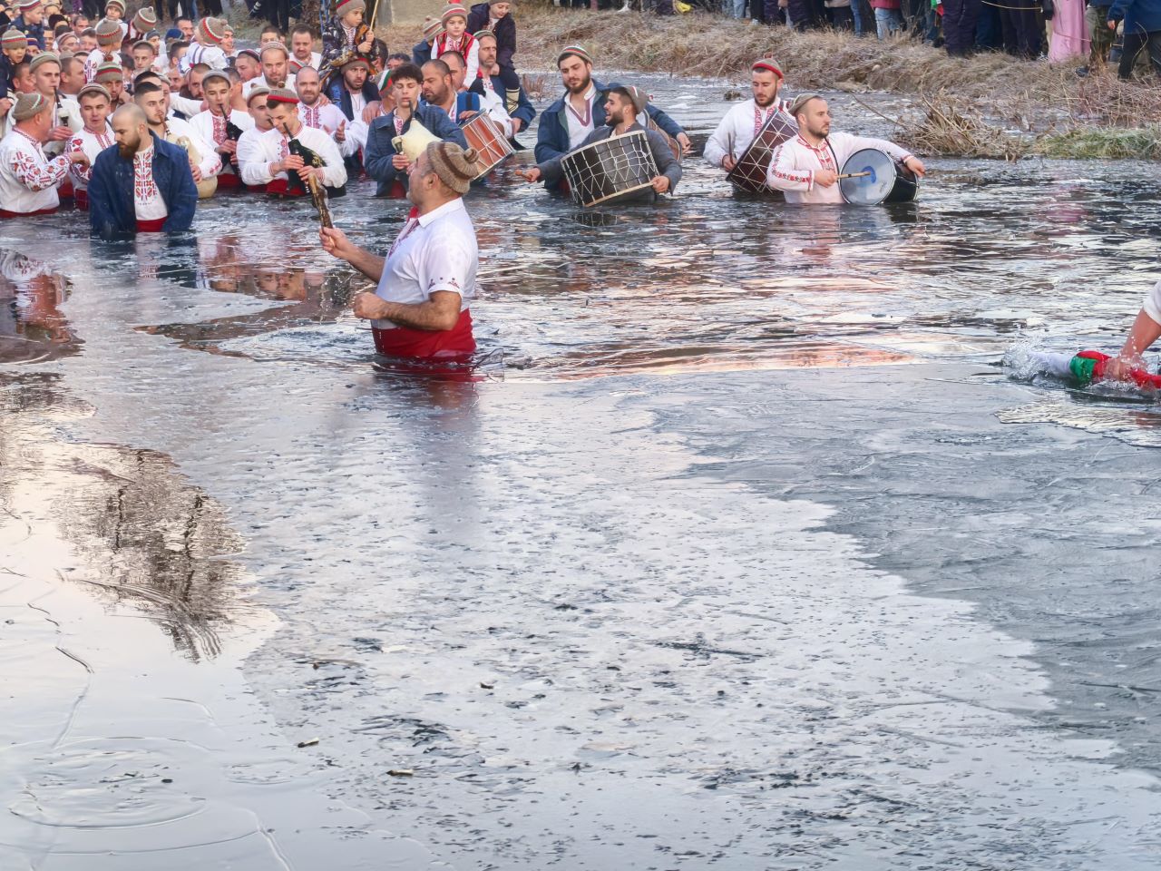 <p>На Богоявление калоферци влязоха в ледените води на река Тунджа и &quot;спасиха&quot; кръста.</p>