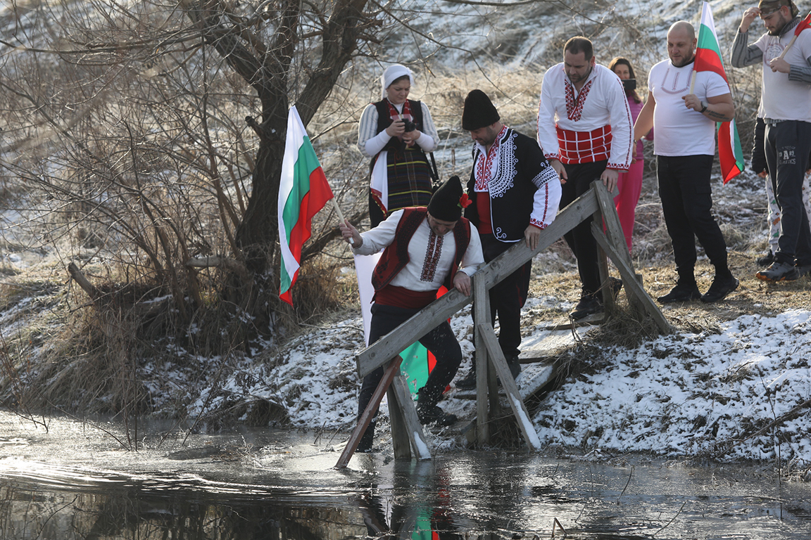 <p>Край река Лесновска в Елин Пелин, се проведе водосвет и бе извършено традиционното хвърляне на кръста на Богоявление (Йордановден)</p>