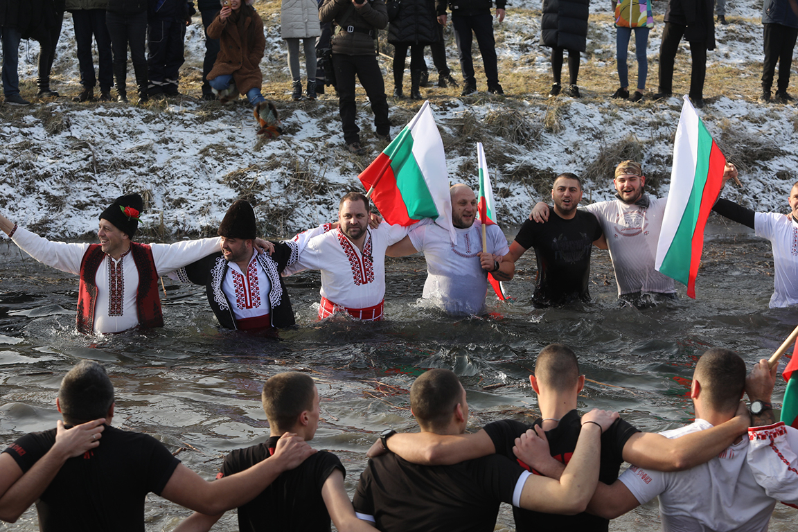 <p>Край река Лесновска в Елин Пелин, се проведе водосвет и бе извършено традиционното хвърляне на кръста на Богоявление (Йордановден)</p>