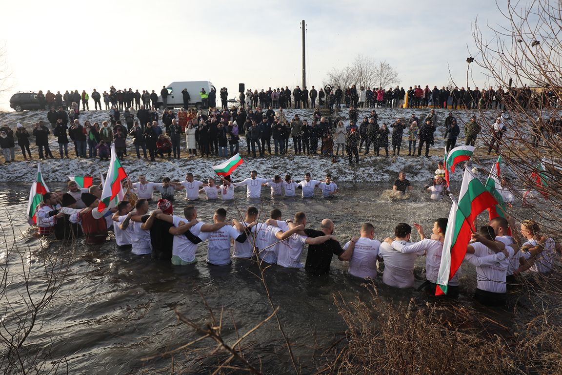 <p>Край река Лесновска в Елин Пелин, се проведе водосвет и бе извършено традиционното хвърляне на кръста на Богоявление (Йордановден)</p>