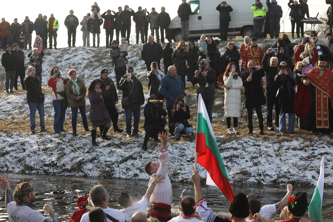 <p>Край река Лесновска в Елин Пелин, се проведе водосвет и бе извършено традиционното хвърляне на кръста на Богоявление (Йордановден)</p>