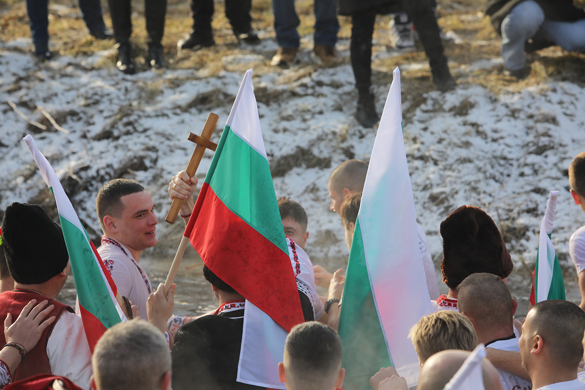 <p>Край река Лесновска в Елин Пелин, се проведе водосвет и бе извършено традиционното хвърляне на кръста на Богоявление (Йордановден)</p>