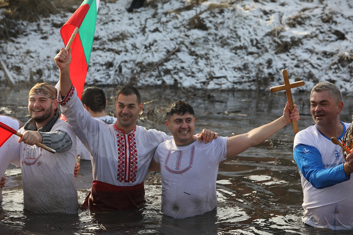 <p>Край река Лесновска в Елин Пелин, се проведе водосвет и бе извършено традиционното хвърляне на кръста на Богоявление (Йордановден)</p>