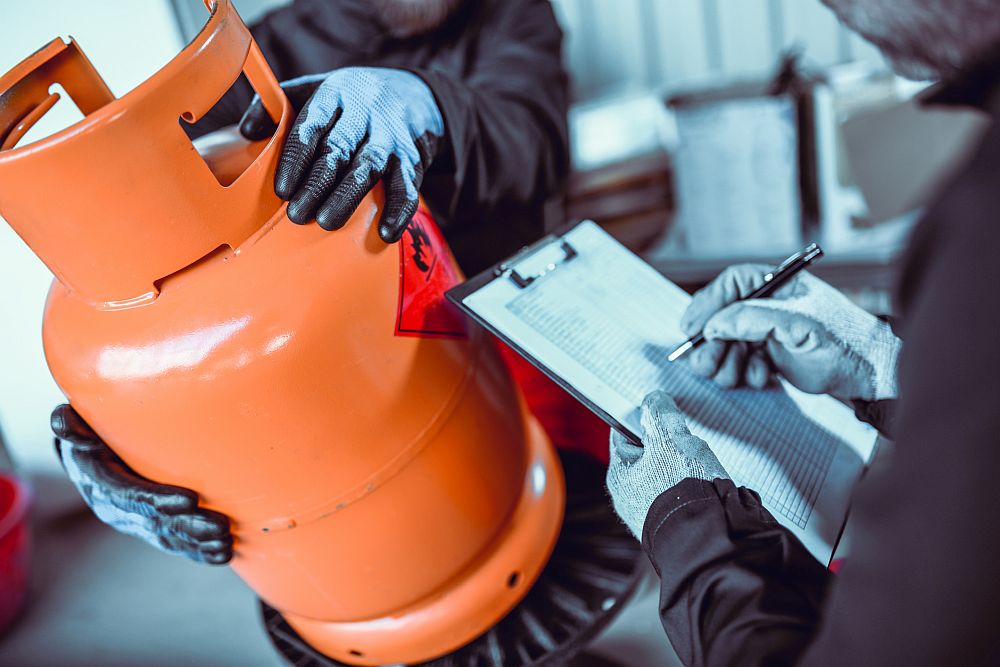 Взрив на газова бутилка разтърси жилище в Пловдив, майка и дъщеря пострадаха