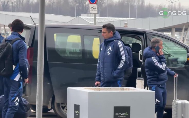 Странно - треньорите на Левски не пътуваха с отбора до летището (видео)