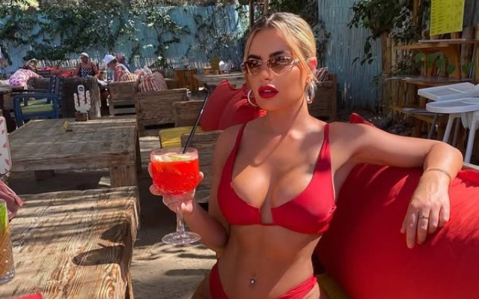 Меган Бартън-Хенсън е модел и инфлуенсър. Тя е известна със