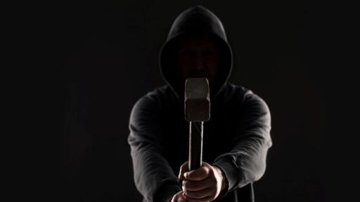 Мъж преби майка си с чук до смърт, избяга в гората крещейки "мама"