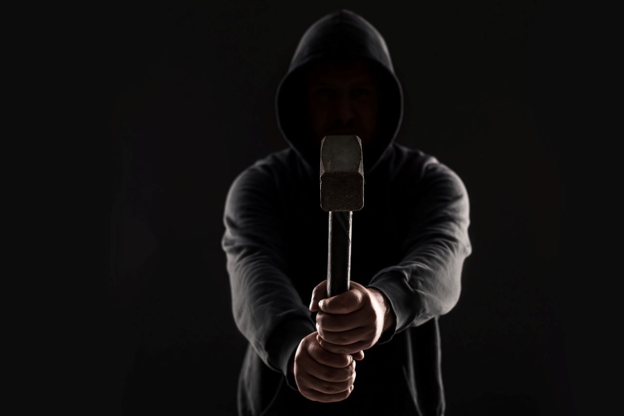 Мъж преби майка си с чук до смърт, избяга в гората крещейки "мама"