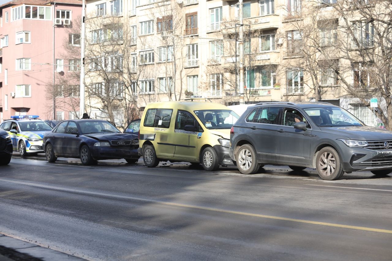 <p>Верижна катастрофа с участието на три леки автомобила затруднява движението по булевард Цариградско шосе в София.</p>