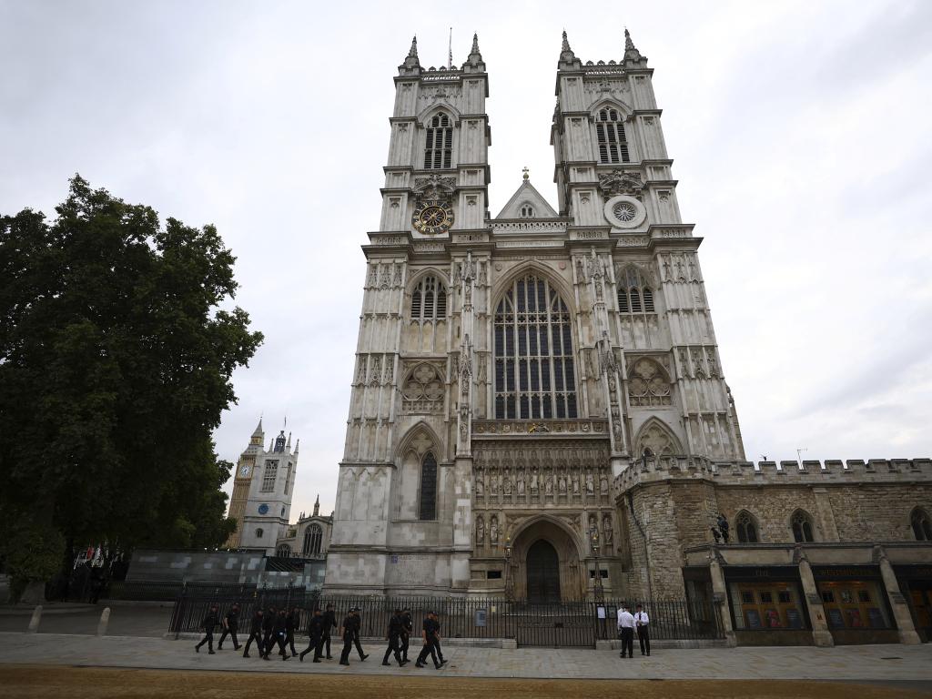 Екоактивисти от движението Просто спрете петрола изрисуваха със спрей гроба