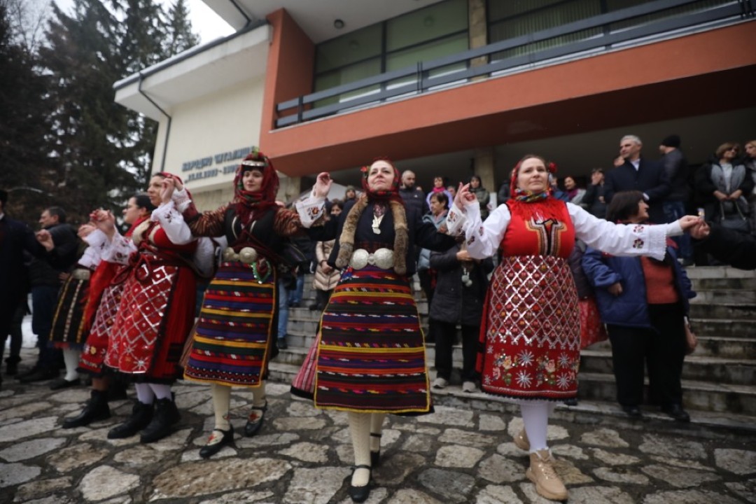 <p>Традиционното и пъстро &quot;Бабино хоро&quot; се завъртя днес в Разлог в деня на родилната помощ или Бабинден</p>