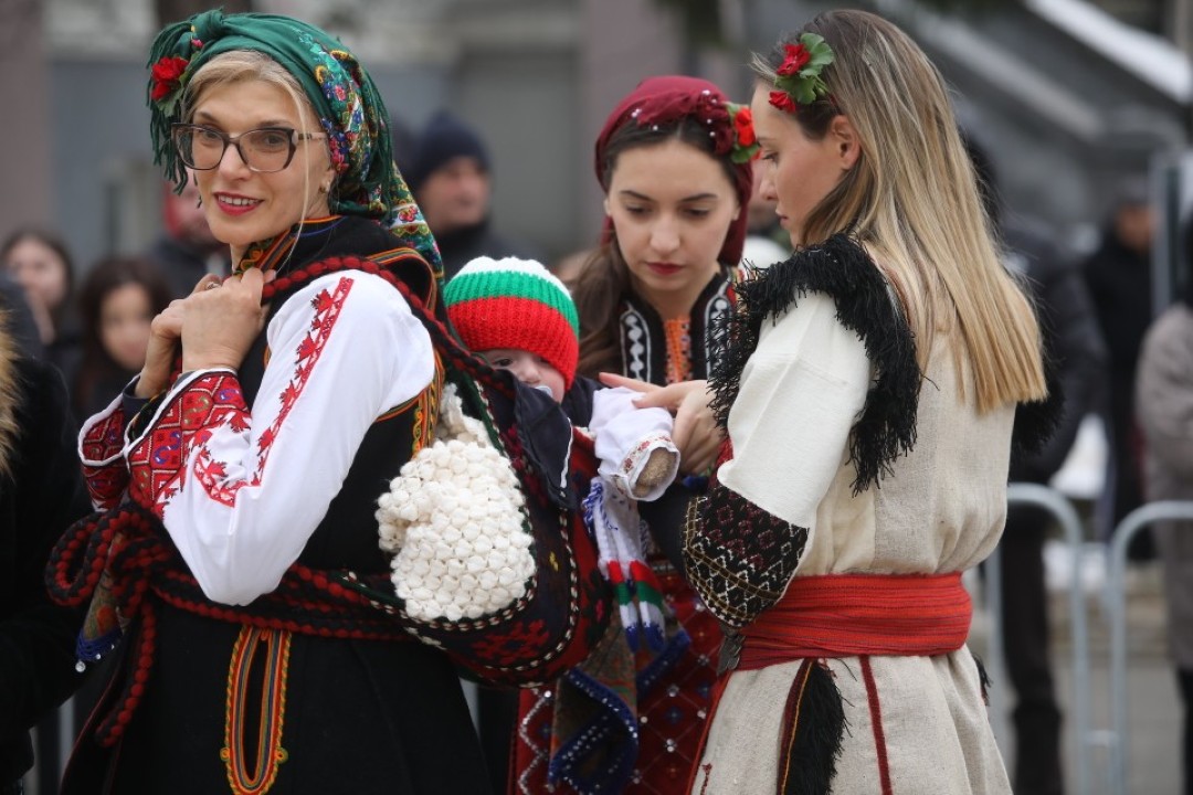 <p>Традиционното и пъстро &quot;Бабино хоро&quot; се завъртя днес в Разлог в деня на родилната помощ или Бабинден</p>