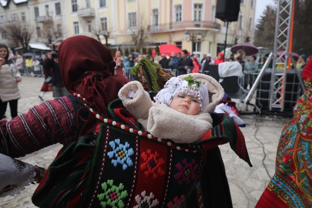 <p>Традиционното и пъстро &quot;Бабино хоро&quot; се завъртя днес в Разлог в деня на родилната помощ или Бабинден</p>