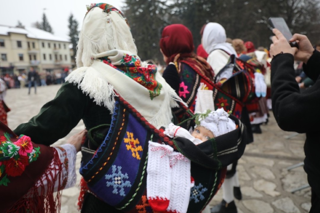 <p>Традиционното и пъстро &quot;Бабино хоро&quot; се завъртя днес в Разлог в деня на родилната помощ или Бабинден</p>