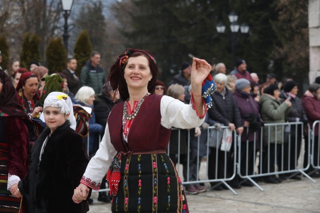 <p>Традиционното и пъстро &quot;Бабино хоро&quot; се завъртя днес в Разлог в деня на родилната помощ или Бабинден</p>