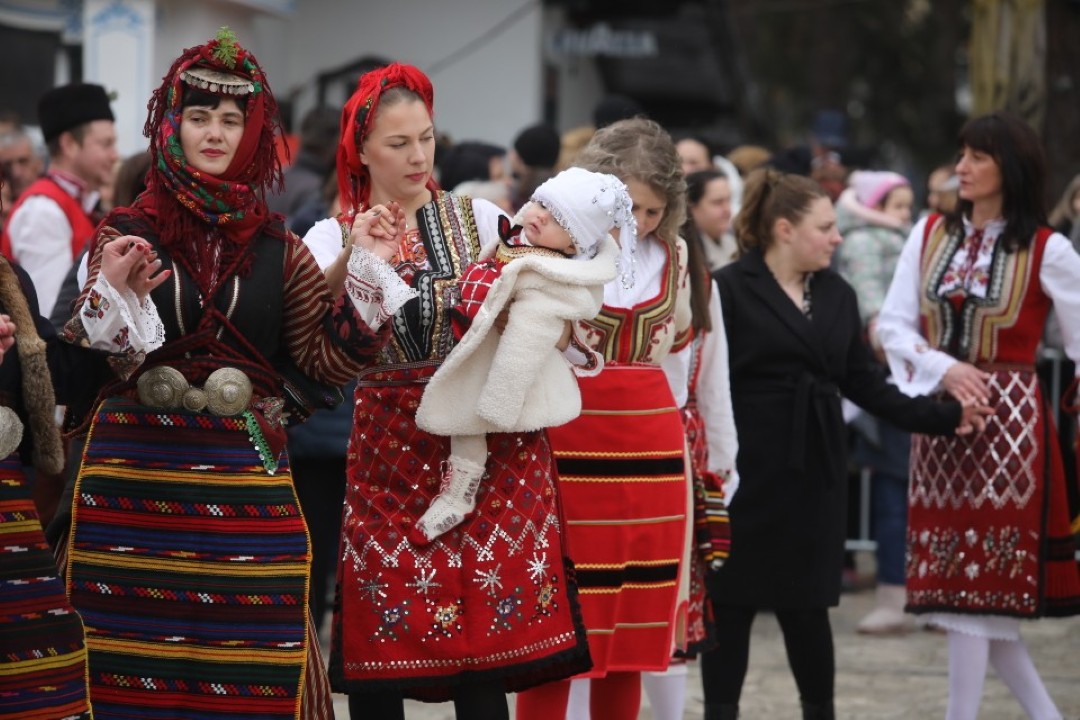 <p>Традиционното и пъстро &quot;Бабино хоро&quot; се завъртя днес в Разлог в деня на родилната помощ или Бабинден</p>