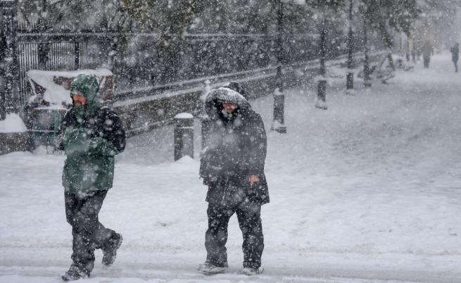 Извънредно положение в 16 щата на САЩ заради огромна зимна буря