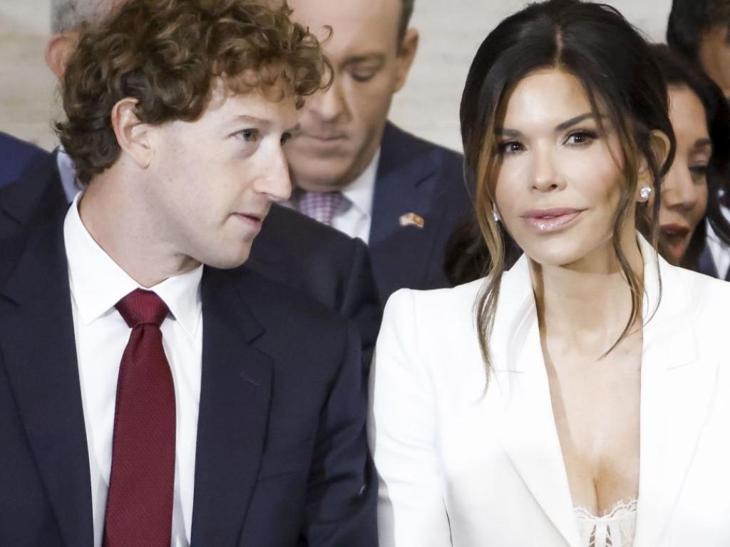 Лорън Санчес беше облечена с бяло сако и дантелен топ