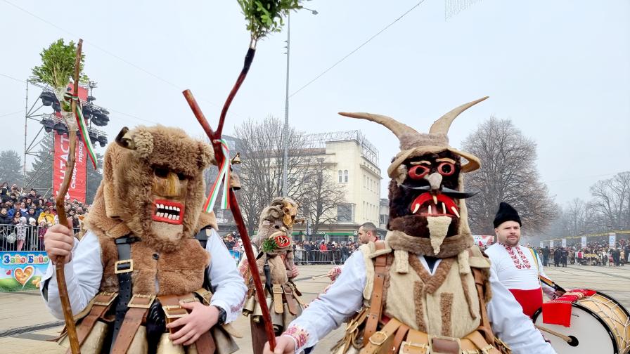 <p>Голям брой гости и участници&nbsp;на втория&nbsp;ден на &quot;Сурва&quot; в Перник (СНИМКИ)</p>