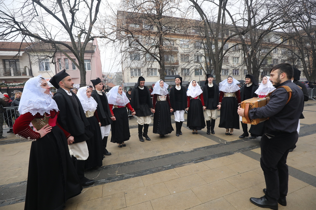 <p>Голям брой участници от България, чужбина, гости и зрители се събраха на централния площад в Перник и във втория ден на 31-ия Международен фестивал на маскарадните игри "Сурва" 2025 г.</p>