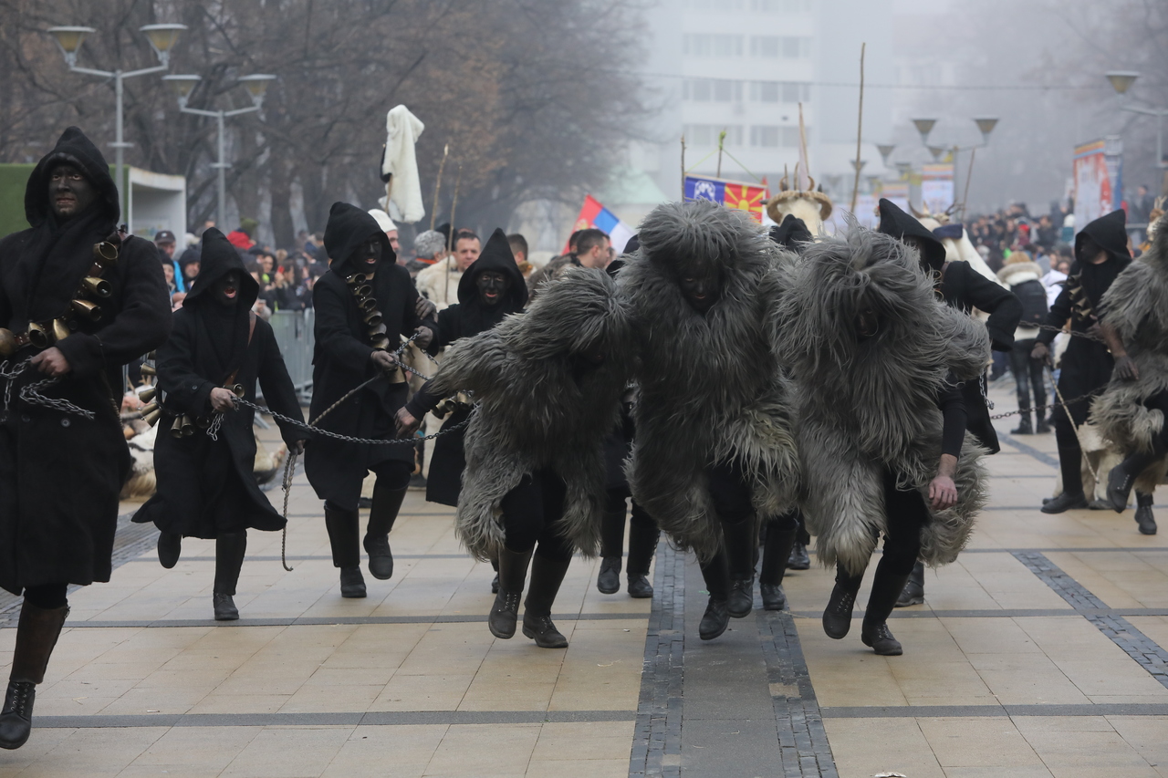 <p>Голям брой участници от България, чужбина, гости и зрители се събраха на централния площад в Перник и във втория ден на 31-ия Международен фестивал на маскарадните игри "Сурва" 2025 г.</p>