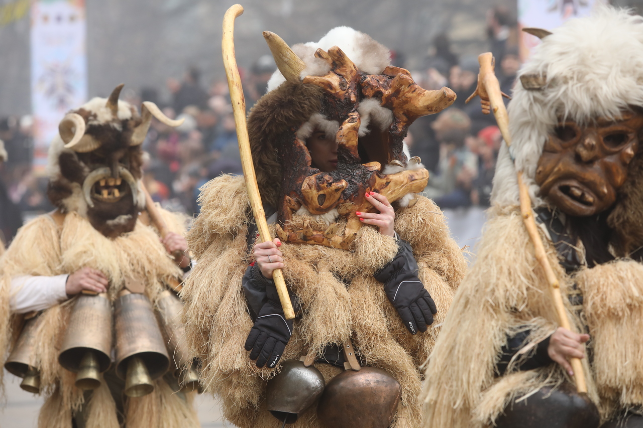 <p>Голям брой участници от България, чужбина, гости и зрители се събраха на централния площад в Перник и във втория ден на 31-ия Международен фестивал на маскарадните игри "Сурва" 2025 г.</p>