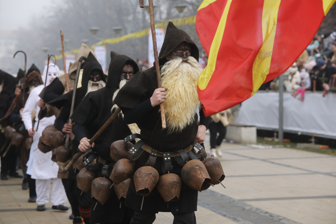 <p>Голям брой участници от България, чужбина, гости и зрители се събраха на централния площад в Перник и във втория ден на 31-ия Международен фестивал на маскарадните игри "Сурва" 2025 г.</p>