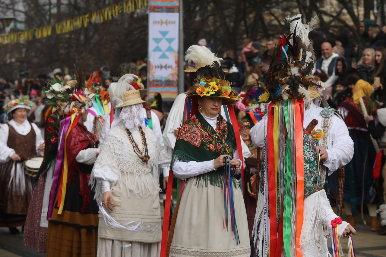 <p>Голям брой участници от България, чужбина, гости и зрители се събраха на централния площад в Перник и във втория ден на 31-ия Международен фестивал на маскарадните игри &quot;Сурва&quot; 2025 г.</p>