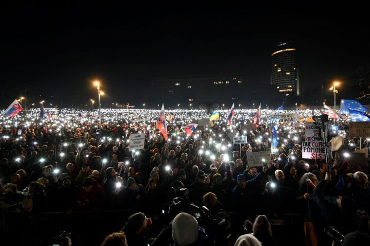 Десетки словаци протестираха срещу политиката на Фицо