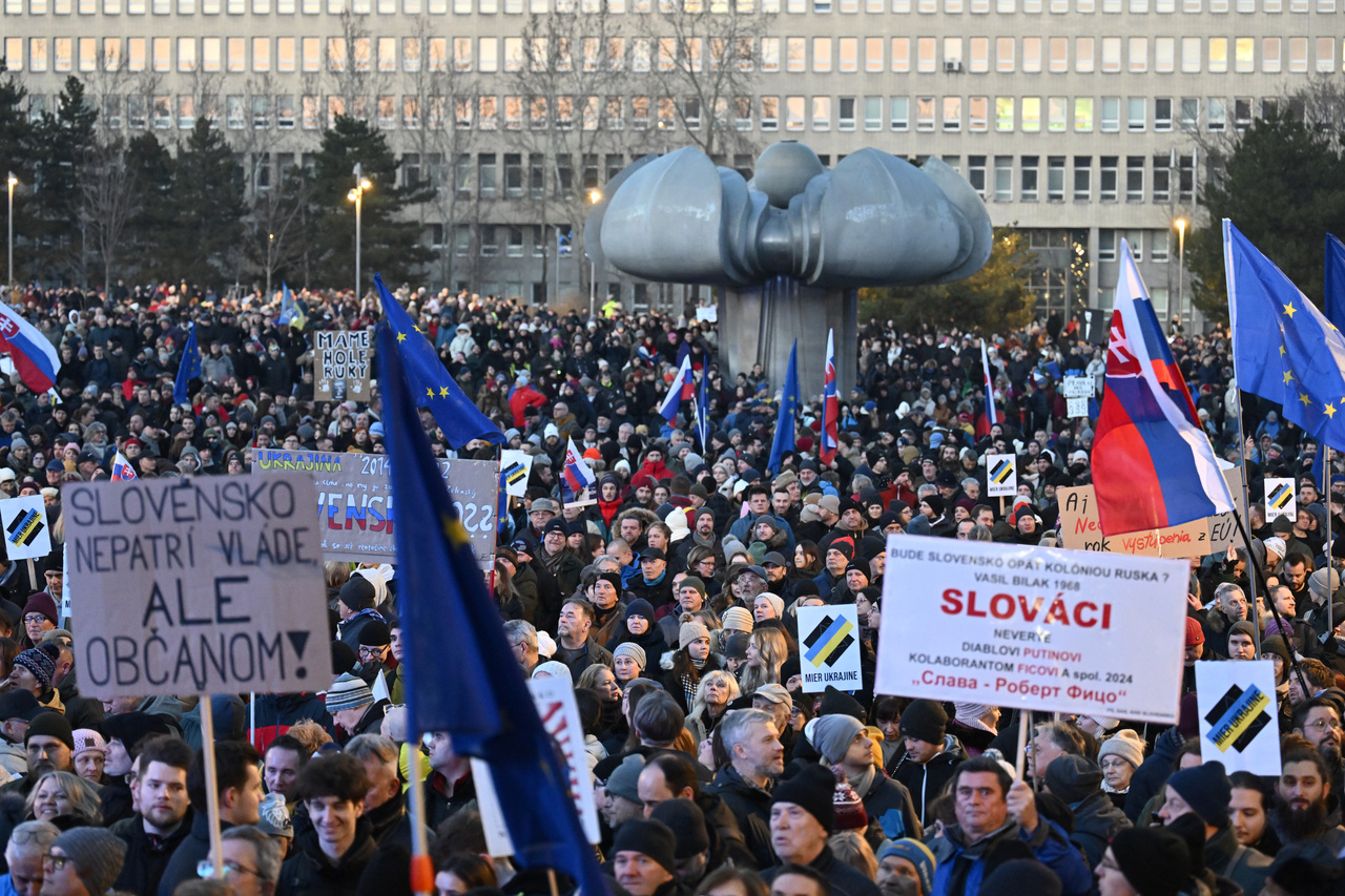 <p>Десетки словаци протестираха срещу политиката на Фицо за сближаване с Москва.</p>