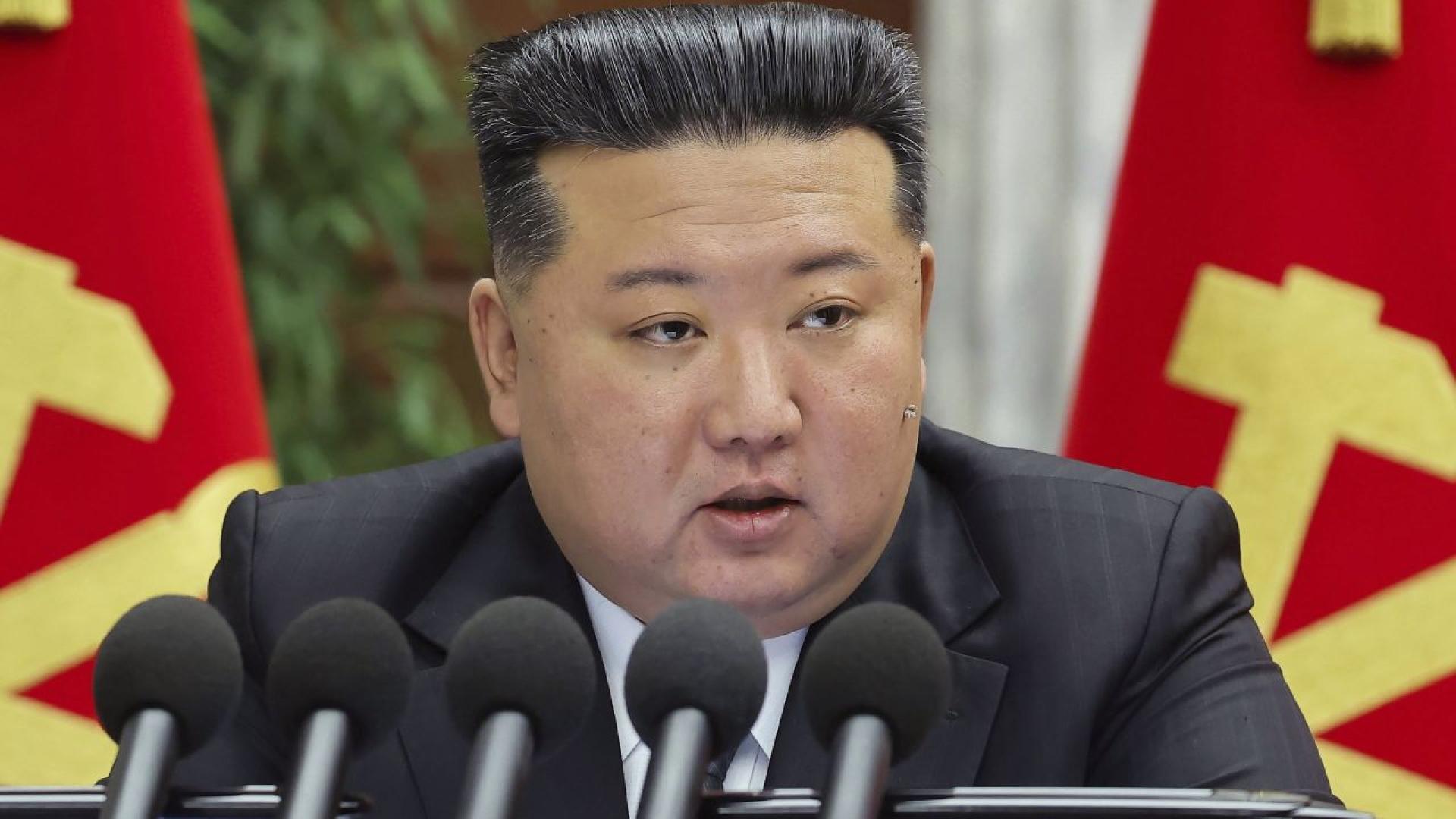 Севернокорейският диктатор Ким Чен Ун плаче за загиналите войници във