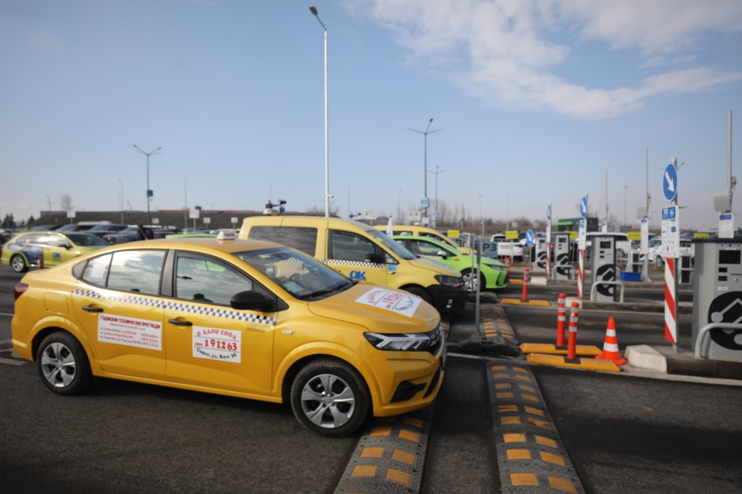 <p>Протестиращи таксиметрови шофьори се струпаха в района на Терминал 2 на летище София. От аеропорта предупредиха пътниците да си дадат повече време и да пристигнат на летището поне 3 часа преди конкретния полет. Таксиметровите шофьори от Национален таксиметров синдикат недоволстват от новата организация на движението на аеропорта.</p>