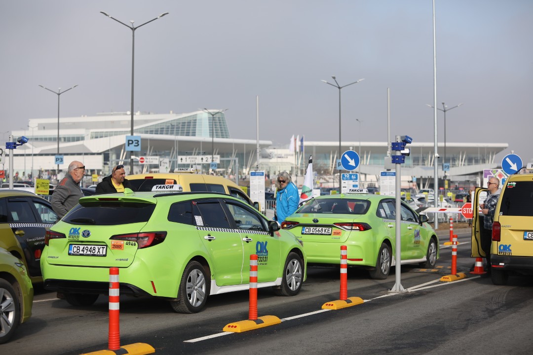 <p>Протестиращи таксиметрови шофьори се струпаха в района на Терминал 2 на летище София. От аеропорта предупредиха пътниците да си дадат повече време и да пристигнат на летището поне 3 часа преди конкретния полет. Таксиметровите шофьори от Национален таксиметров синдикат недоволстват от новата организация на движението на аеропорта.</p>