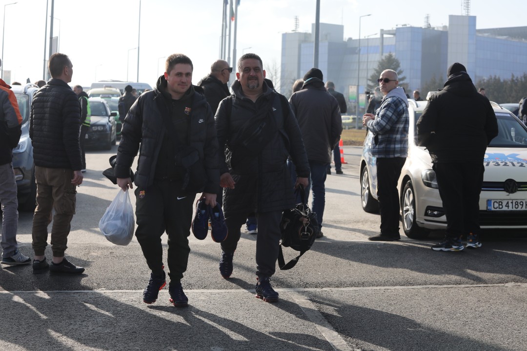 <p>Протестиращи таксиметрови шофьори се струпаха в района на Терминал 2 на летище София. От аеропорта предупредиха пътниците да си дадат повече време и да пристигнат на летището поне 3 часа преди конкретния полет. Таксиметровите шофьори от Национален таксиметров синдикат недоволстват от новата организация на движението на аеропорта.</p>