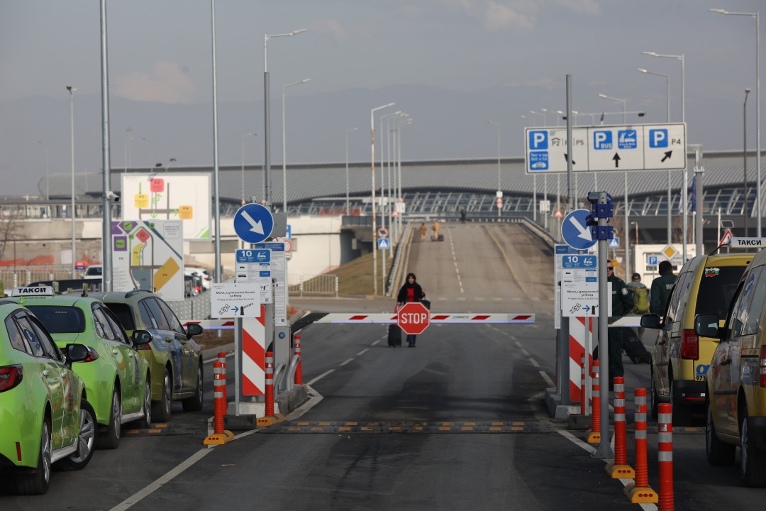 <p>Протестиращи таксиметрови шофьори се струпаха в района на Терминал 2 на летище София. От аеропорта предупредиха пътниците да си дадат повече време и да пристигнат на летището поне 3 часа преди конкретния полет. Таксиметровите шофьори от Национален таксиметров синдикат недоволстват от новата организация на движението на аеропорта.</p>